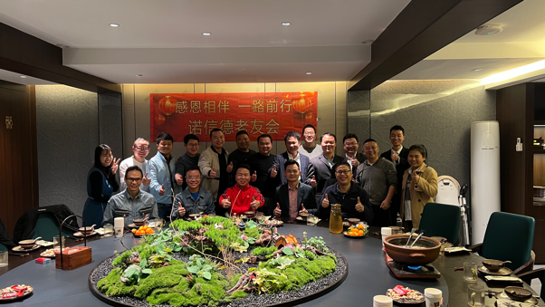 Gratitude accompanies, gratitude accompanies, time does not grow old, friendship endures forever